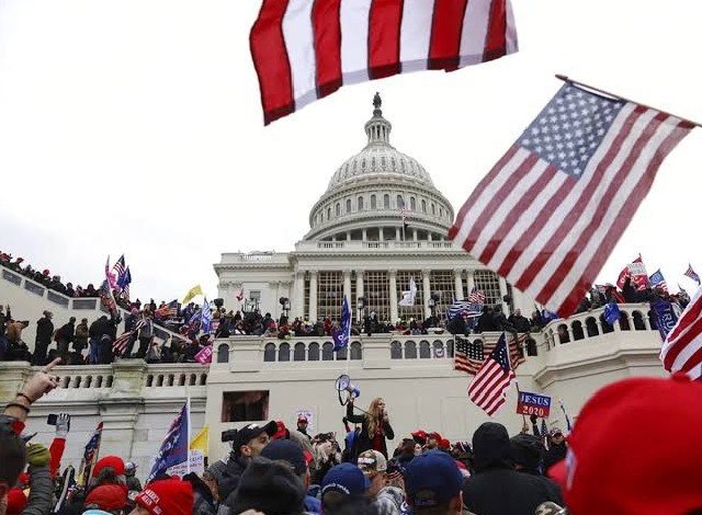 Trump Menghentikan Tarif terhadap Meksiko dan Kanada, tetapi tidak untuk China