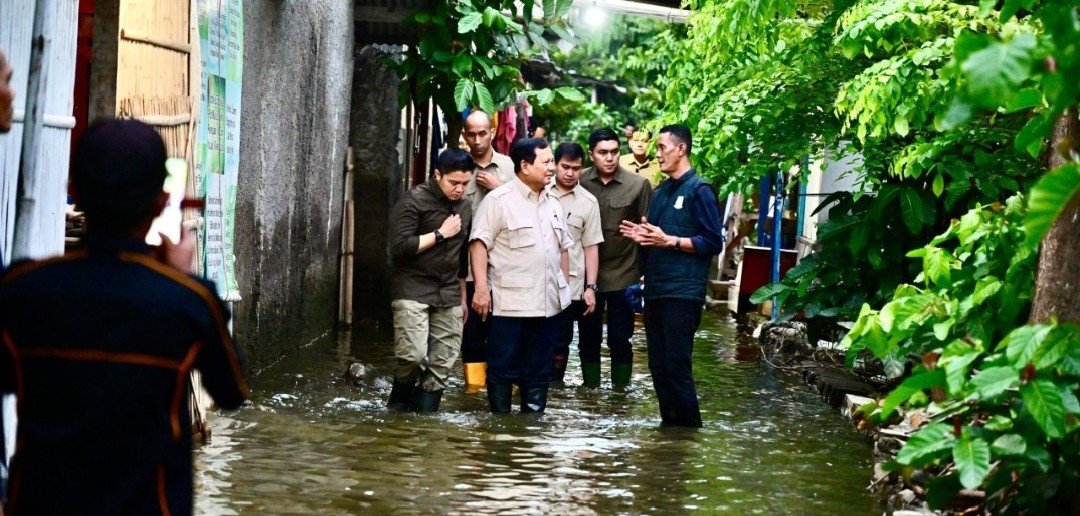 Presiden Prabowo Subianto Tinjau Warga Terdampak Banjir di Bekasi