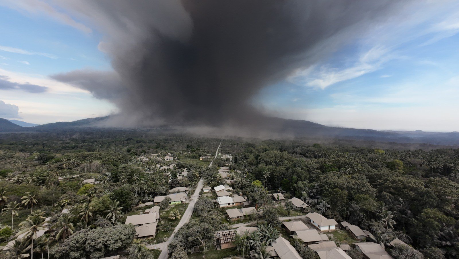 Gunung Lewotobi Laki-laki Erupsi Lagi, Muntahkan Abu Vulkanik dan Hujan Batu