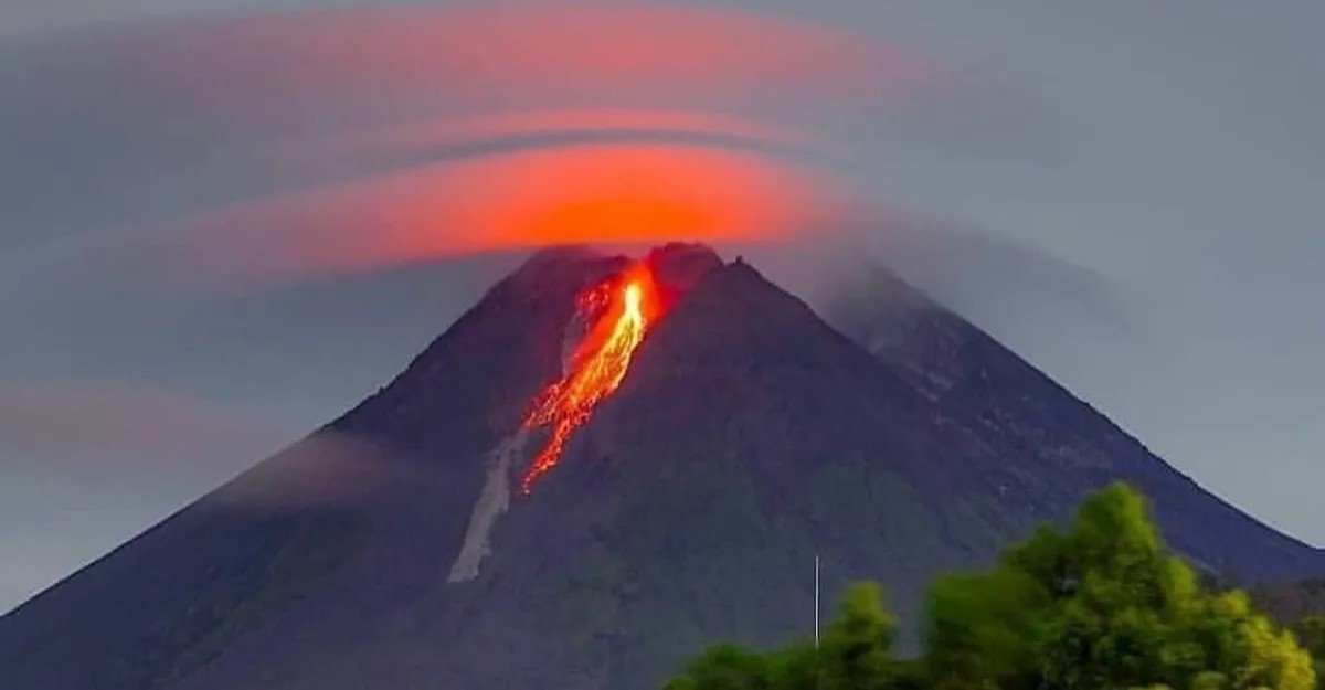 Gunung Merapi Semburkan 11 Guguran Lava, Jangkau Hingga 1,6 Kilometer ke Kali Bebeng