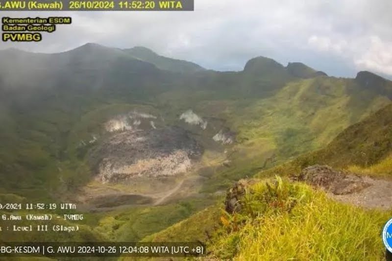 Warga diimbau tidak dekati radius 4 kilometer kawah Gunung Awu-Sulut